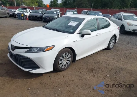 2020 Toyota Camry Le Hybrid z USA, uszkodzony, nr VIN 4T1C31AK8LU534687